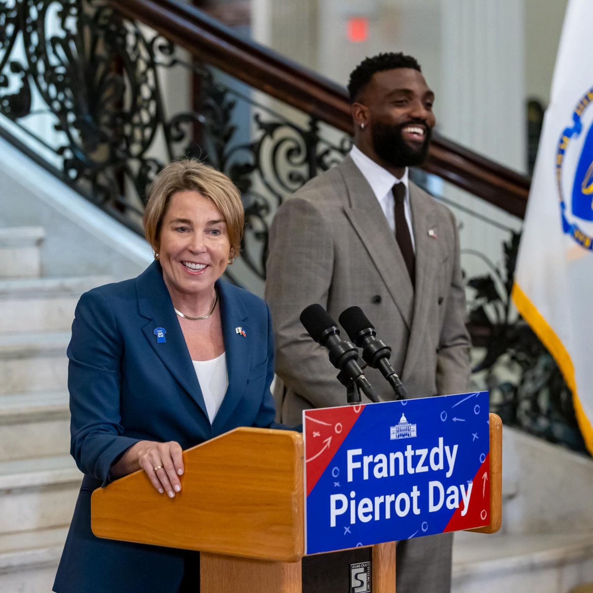 Onz_11's tweet photo. From playing barefoot with oranges in Bas-Limbé, a commune near Cap-Haïtien, to having your own day in Massachusetts, May 26, I give you... Frantzdy Pierrot, AKA Le Gros Pierrot.

📸 via Massachusetts Governor Maura Healey's social media pages https://t.co/N5cpZZ8qmO