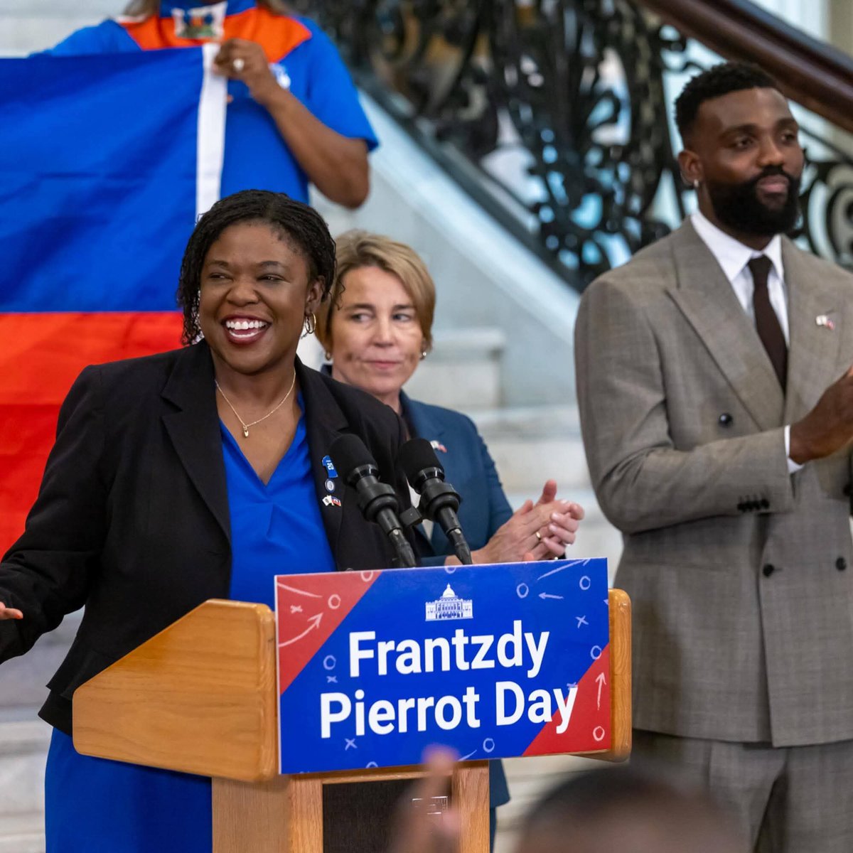 Onz_11's tweet photo. From playing barefoot with oranges in Bas-Limbé, a commune near Cap-Haïtien, to having your own day in Massachusetts, May 26, I give you... Frantzdy Pierrot, AKA Le Gros Pierrot.

📸 via Massachusetts Governor Maura Healey's social media pages https://t.co/N5cpZZ8qmO