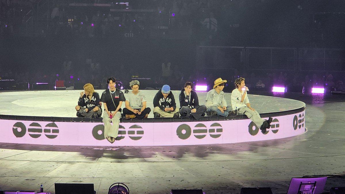 LASALINAS04's tweet photo. LAS VEGAS DAY 2. BEST FEELING IN THE WORLD TO SEE THEM IN PERSON. LOVE THEM 💜🫰💜🫰#BTS_ARİRANG @BTS_twt_AGSTD @bts https://t.co/6UiQxeERZt