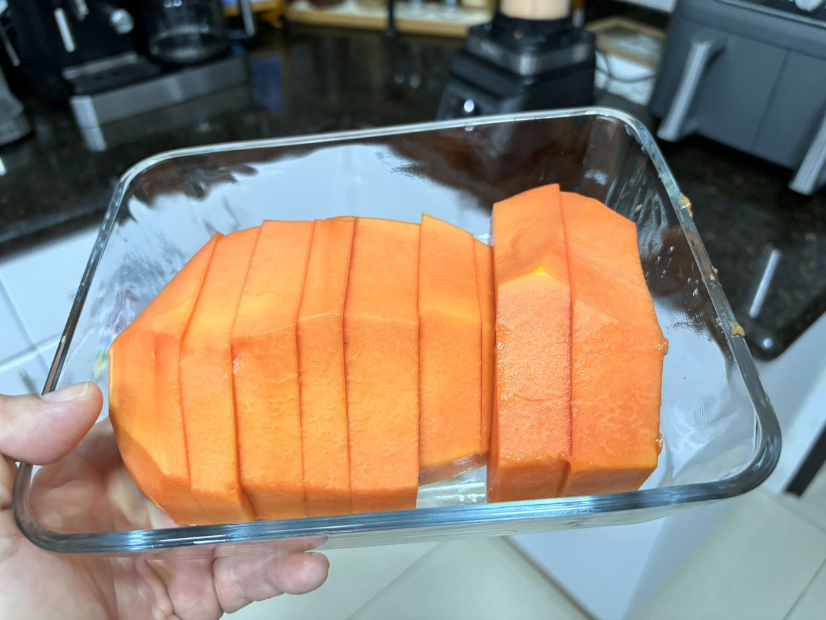 robertvanhoorde's tweet photo. Un paso a paso de esta papaya 

La papaya es una fruta poderosa, 
mejora la digestión, fortalece el sistema inmunológico, ayuda a la piel y es rica en antioxidantes y vitamina C https://t.co/hg5y0tGQ06