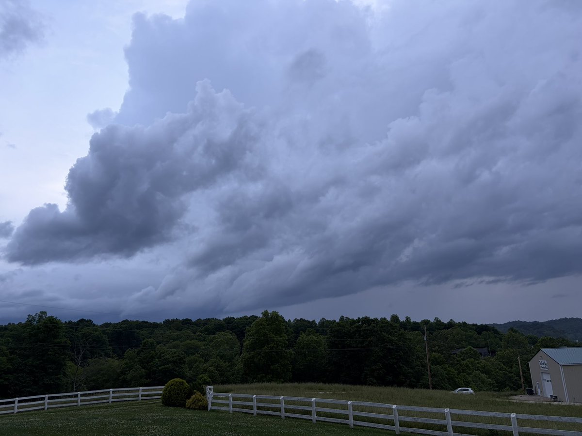 SenorDarby's tweet photo. Hopefully we have dodged a bullet here as most of the weakening storm seems to be pushing just northwest of West Liberty.  Currently just sprinkles. @Kentuckyweather https://t.co/nY7qoUh3qL