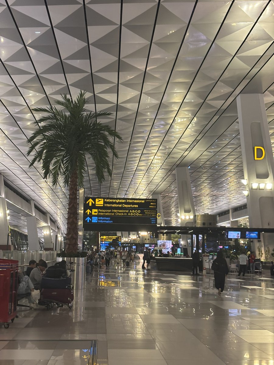xiofle's tweet photo. Airport dump https://t.co/uPRuWjN6Yn
