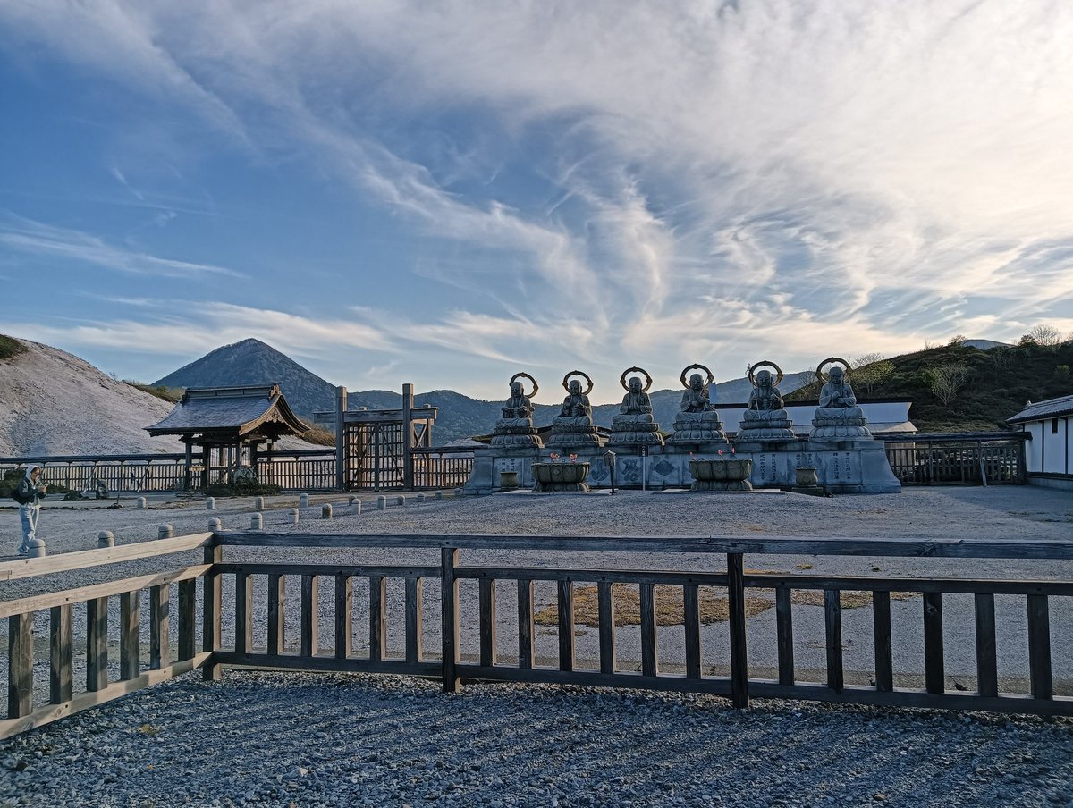 nagrie's tweet photo. （連休の青森つづき）
夕方で人が少なく寒い中歩く恐山はなかなかの雰囲気で、しばらく硫黄のにおいがまとわりついていました。 https://t.co/t5CmpVrkkz
