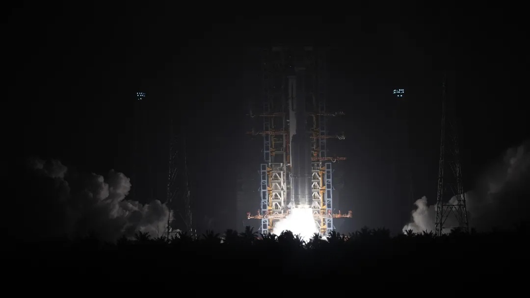 PDChinese's tweet photo. 【中國成功發射通信技術試驗衛星二十四號】5月27日00時16分，中國在文昌航天發射場使用長征七號改運載火箭，成功將通信技術試驗衛星二十四號發射升空，衛星順利進入預定軌道，發射任務取得圓滿成功。該衛星主要用於開展多頻段、高速率衛星通信技術驗證。此次任務是長征系列運載火箭的第645次飛行。 https://t.co/yNPv9kzYha