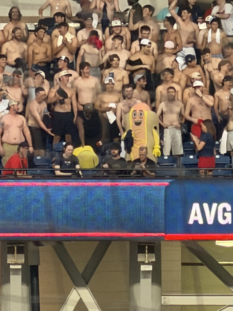 DinaEChic's tweet photo. Even Mustard went #tarpsoff @CleHotDogs https://t.co/jzSh3GvBG5