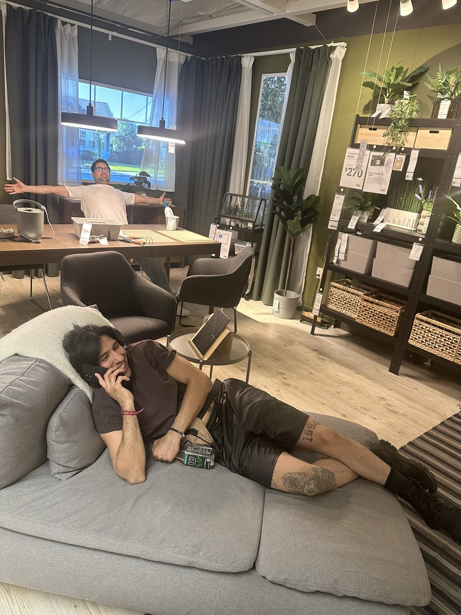 GladiatorJessi's tweet photo. Went to IKEA for the first time and we had a blast 😆 https://t.co/h1eecIHFrQ