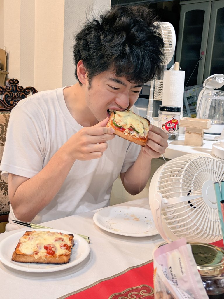 tyokopinn's tweet photo. パンが好きではない息子がビザトースト食べたいと
ってことで、今朝は2種類作りました
My畑で採れた🧄🍅🧅🫑をたっぷり使いました👍
ネタ作りも順調ざます😊 https://t.co/wClPj2m4Q6
