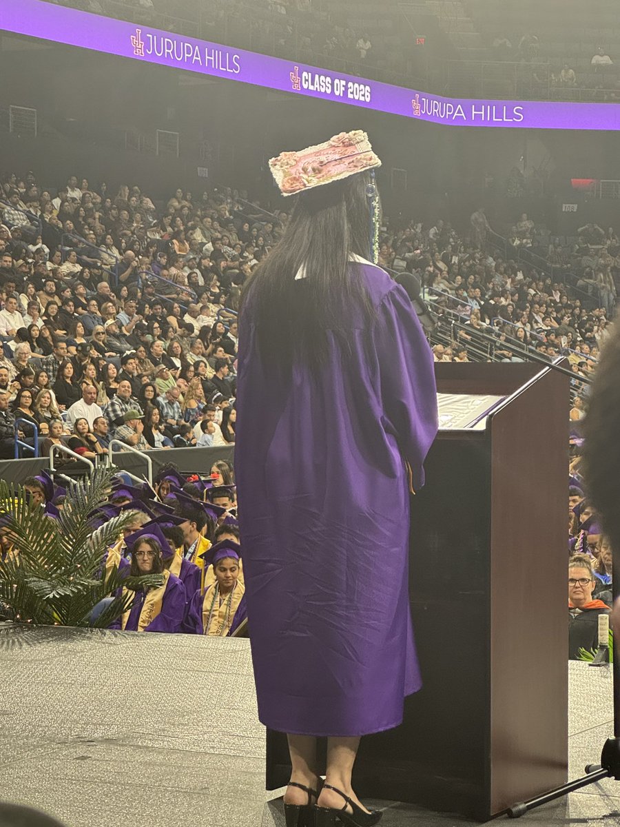 FontanaLearning's tweet photo. Graduation Day for Jurupa Hills High School! 🎓🎉🤩 https://t.co/STwYUoctnV