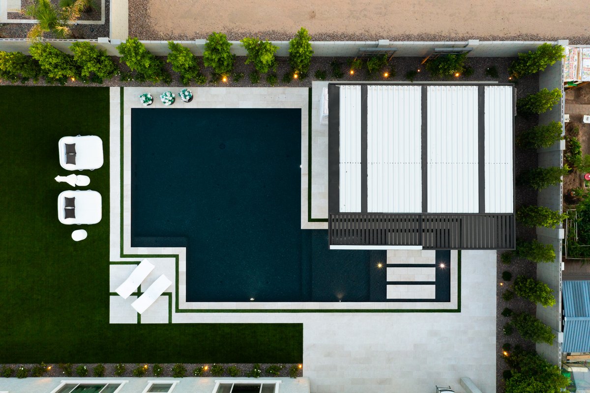 calpool's tweet photo. Resort-style luxury, from the comforts of home 🤩 

This stunning geometric pool design looks sharp from every angle, with clean lines and sleek enhancements. Every feature was designed to create a space that feels elevated, sophisticated, and effortlessly relaxing 🖤 https://t.co/TkxRD64ccG