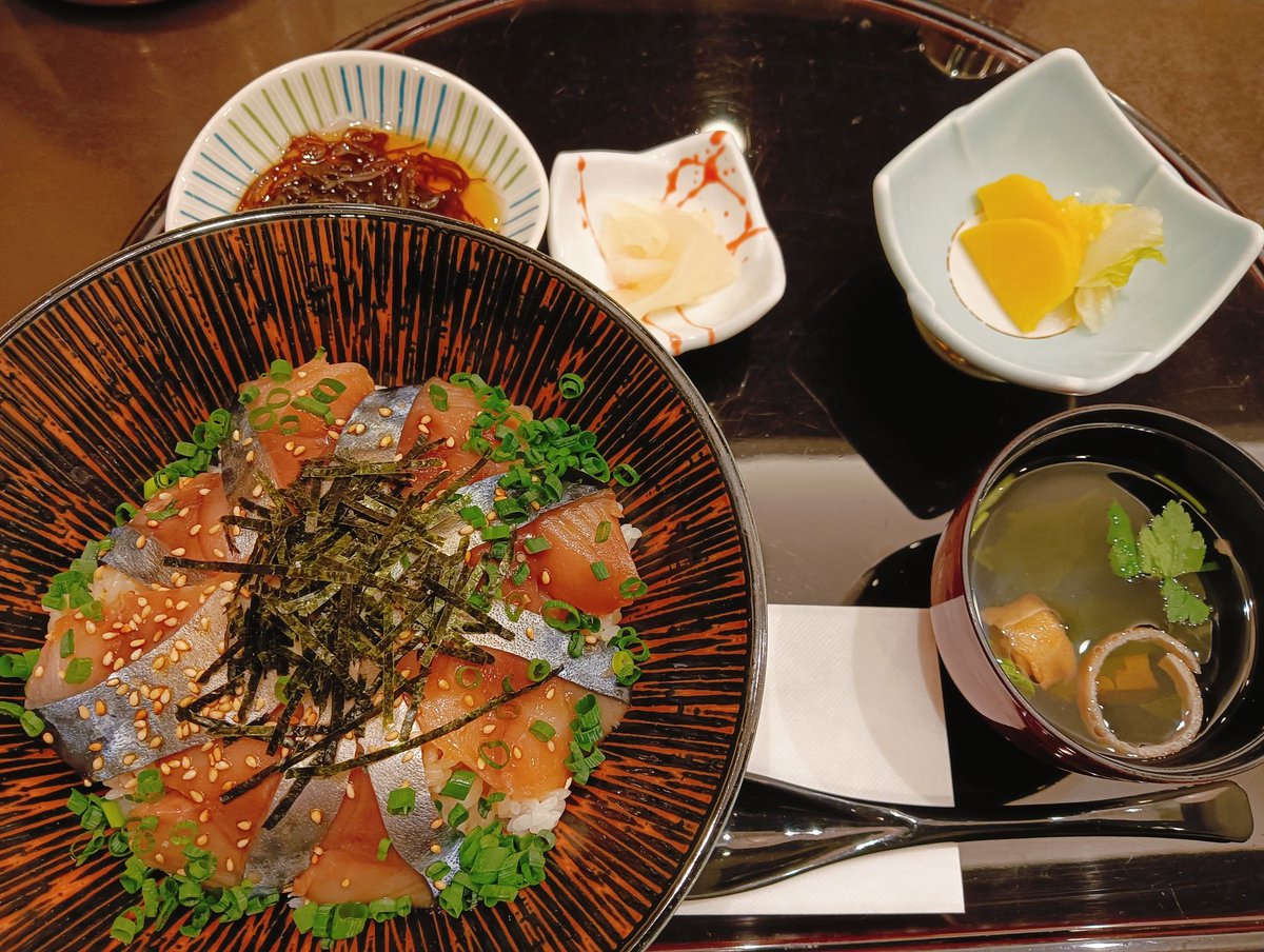 nagrie's tweet photo. 八戸の俵屋で晩ごはん、サバトロ漬け丼。こんなふうにサバ食べたの初めてでとてもおいしかったです。 https://t.co/nyJBaPnwSw