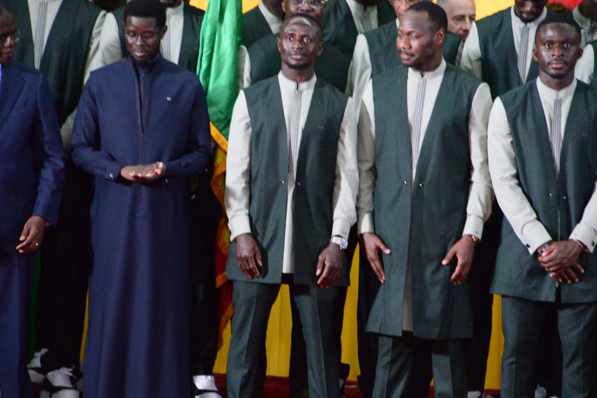 mjs_sn's tweet photo. Madame Khady Diène Gaye, a pris part cet après-midi à la cérémonie officielle de remise du drapeau national à l’équipe nationale du Sénégal, présidée par Son Excellence Bassirou Diomaye Faye, en perspective de la Coupe du Monde 2026. https://t.co/yyUuzJ7yvX