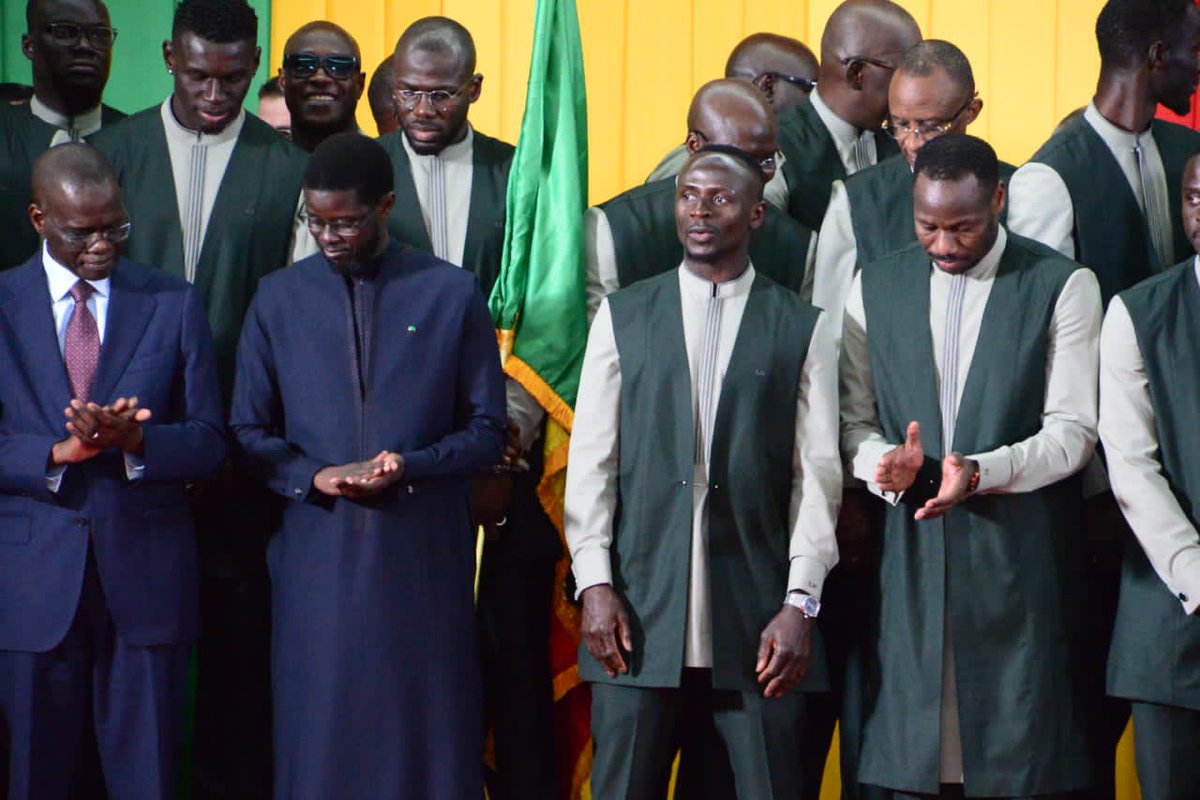 mjs_sn's tweet photo. À travers cette cérémonie symbolique, la Nation a renouvelé son soutien et sa confiance aux Lions du Sénégal, appelés à porter haut les couleurs nationales sur la scène internationale.

#mjs https://t.co/Wq43bauhrz