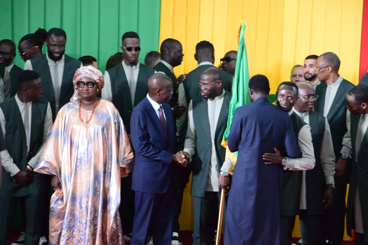 mjs_sn's tweet photo. À travers cette cérémonie symbolique, la Nation a renouvelé son soutien et sa confiance aux Lions du Sénégal, appelés à porter haut les couleurs nationales sur la scène internationale.

#mjs https://t.co/Wq43bauhrz