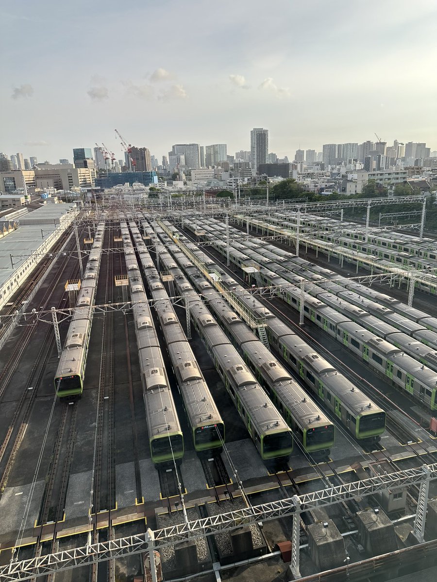 Pokekatu_Go's tweet photo. 最近できたJRホテル
電車のお宿になっています🚃

夜景が最高に綺麗で
東京タワーとスカイツリーが
見えるパーがありますよ✨

#メトロポリタン大井町トラックス https://t.co/9oLlr3DQRg