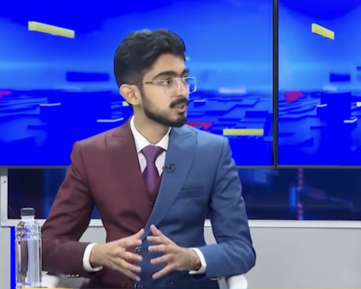 QaziShahid786's tweet photo. Imagine… this Pakistani man has cleared civil service exam in first attempt. He’s invited for an interview on TV Channel. 
I’m confused about his dual coloured Blazer🤔

#fashion #paindoo https://t.co/SLosC1FxIi
