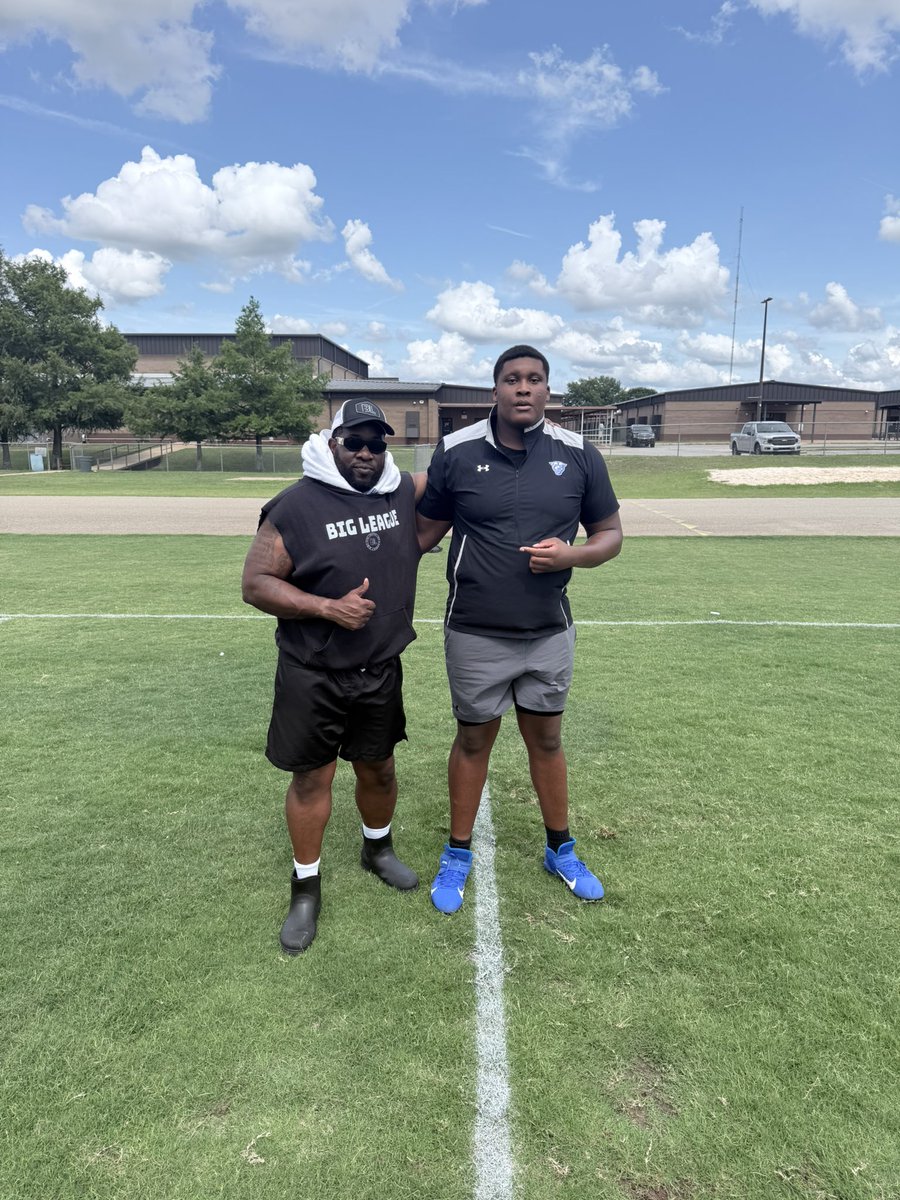 bigka54's tweet photo. LOTS AND LOTS OF POTENTIAL. COLLEGE COACHES this is your franchise OT.  Let the process begin‼️  #bigleague ⭐️⭐️⭐️⭐️ 2027 6’8 340 OL @bmills2tuff @RecruitGeorgia @NEGARecruits @NwGaFootball 💪🏾🙏🏾❤️ https://t.co/grpMziSkw4
