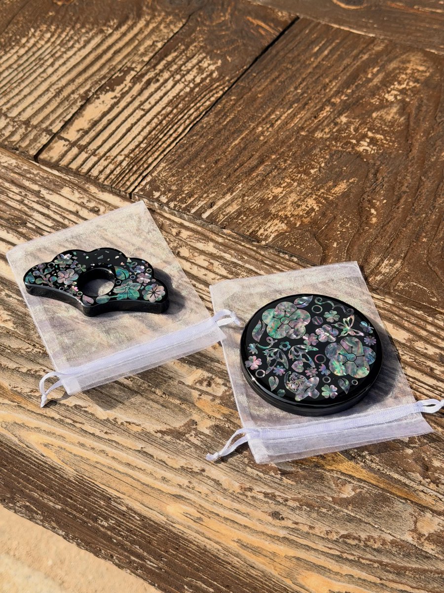 VisitaCorea's tweet photo. ¿Conoces la artesanía en nácar? ✨

En la Aldea Tradicional Coreana Namsangol, es posible realizar espejos 🪞, marcapáginas 📖, llaveros 🔑 y otros objetos de artesanía en nácar.

Para más información, consulta 🔗 https://t.co/JgVrWY14wJ https://t.co/cU2lnqs5nI