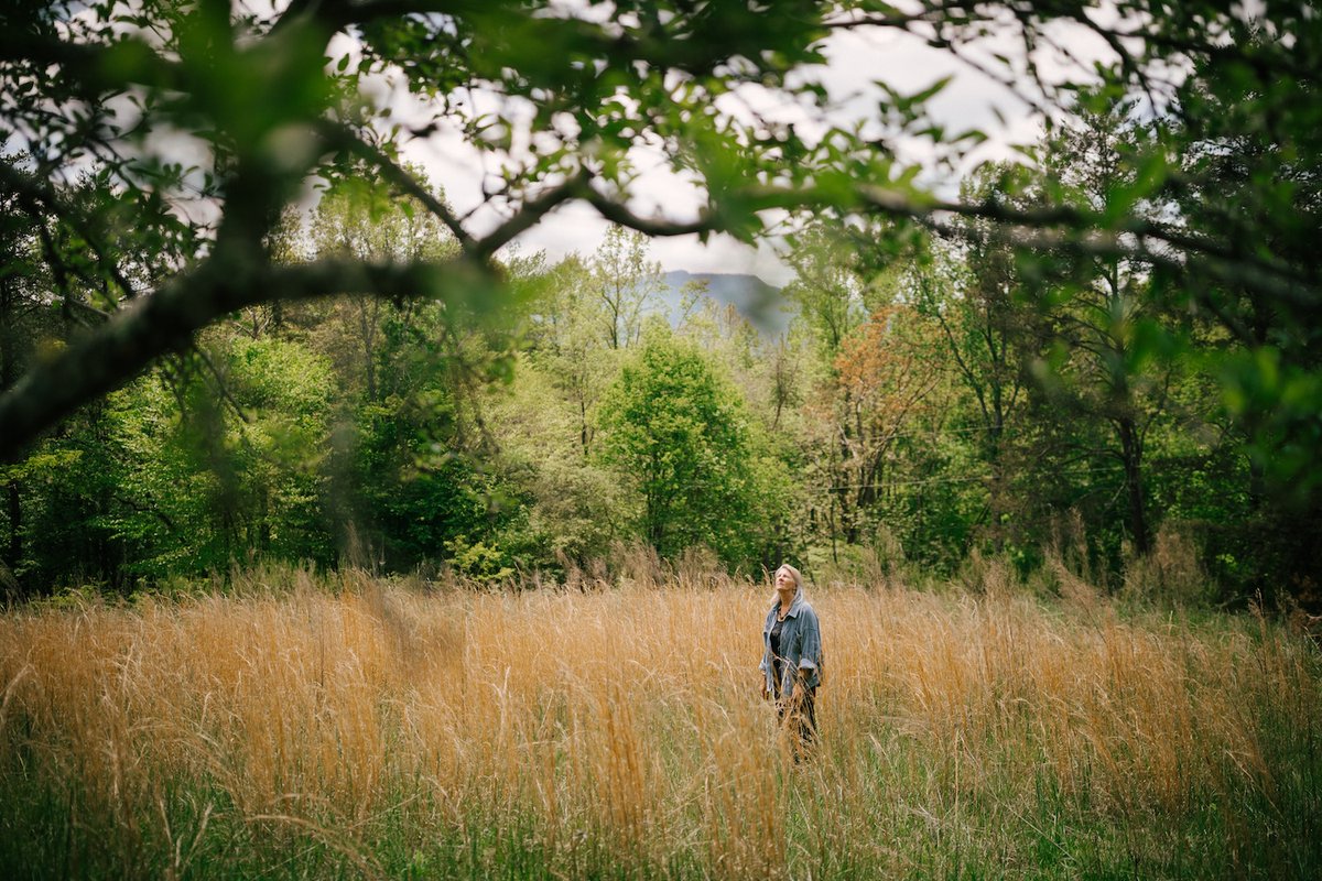 MAGNETMagazine's tweet photo. #MAGNETExclusive: Premiere of #LaurelynDossett’s “Believe Me” (#SycamoreRoad). “I’ve jokingly called this the saddest song I’ve ever written. But really, for me it’s about the ‘what if?’ What if we dared to love and be loved? I think it’s hopeful”: https://t.co/fhRhezNtU3 https://t.co/CmLI8n0goj