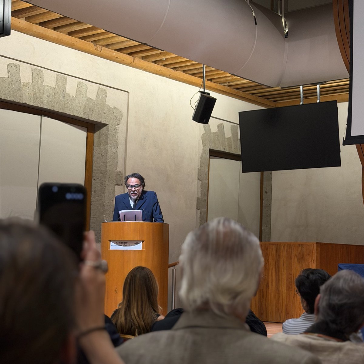 karicleta's tweet photo. Alejandro González Iñarritu ingresando al
Colegio Nacional, con Juan Villoro y Felipe Leal. 
“El cine es promiscuidad creativa” https://t.co/5COFndUdso