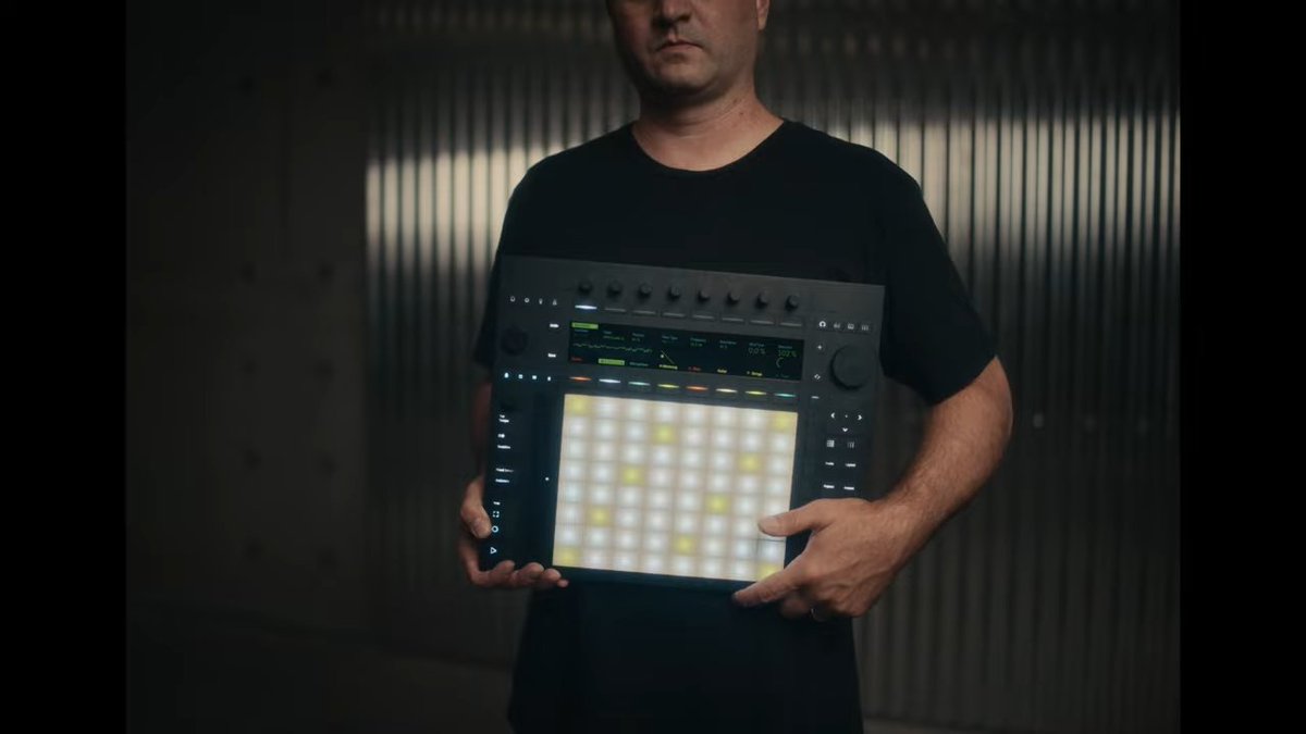 djnewsjp's tweet photo. 【ニュース】AbletonのMIDIコントローラー「Ableton Push」のプロトタイプがオーストラリアの博物館に収蔵。プロトタイプはNovationのLaunchpadとRemote 25sl compact、そしてまさかのLEGOを組み合わせて作成されていました。 https://t.co/DkwP4mWDDi
