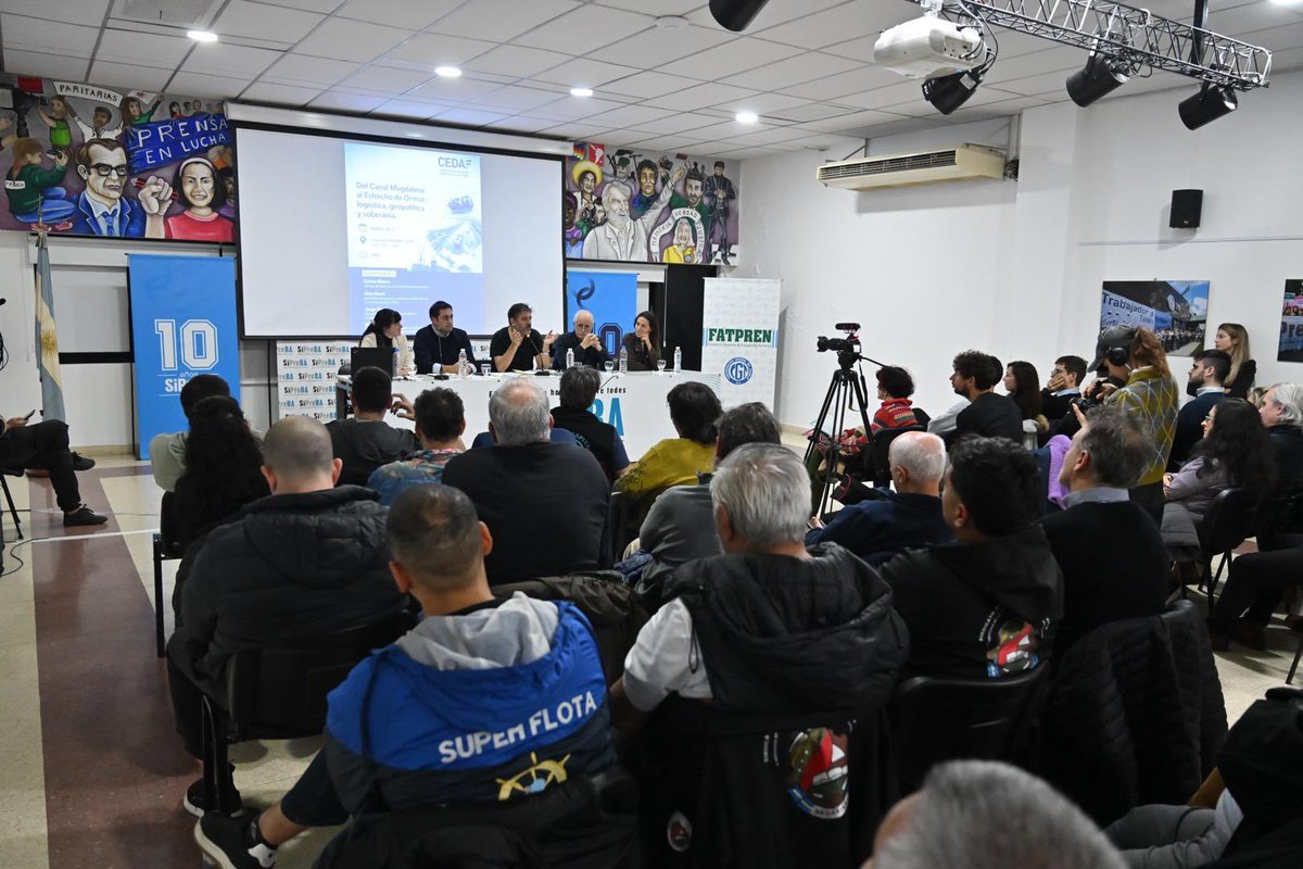 JorgeTaiana's tweet photo. 𝗗𝗘𝗟 𝗖𝗔𝗡𝗔𝗟 𝗠𝗔𝗚𝗗𝗔𝗟𝗘𝗡𝗔 𝗔𝗟 𝗘𝗦𝗧𝗥𝗘𝗖𝗛𝗢 𝗗𝗘 𝗢𝗥𝗠𝗨𝗭

En un mundo donde las rutas marítimas, los estrechos y los recursos estratégicos recuperaron centralidad geopolítica, la Argentina necesita volver a pensarse como un país bicontinental, fluvial, marítimo y bioceánico. Necesita una política marítima nacional, una estrategia logística soberana y una política exterior autónoma capaz de defender los intereses nacionales sin subordinación a agendas externas.

La discusión sobre la Vía Navegable Troncal y el Canal Magdalena es clave para definir qué modelo de país queremos construir en la Argentina del siglo XXI.

Gracias @CEDAF_Argentina por la invitación a debatir junto a @Carli_Bianco @marian_altieri y @AiuNesci