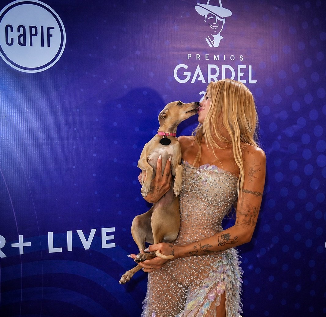 PopCulturetini's tweet photo. tini apareció en la alfombra roja de los #PremiosGardel2026 con su iconica perrita Fifi https://t.co/invldZTE7T