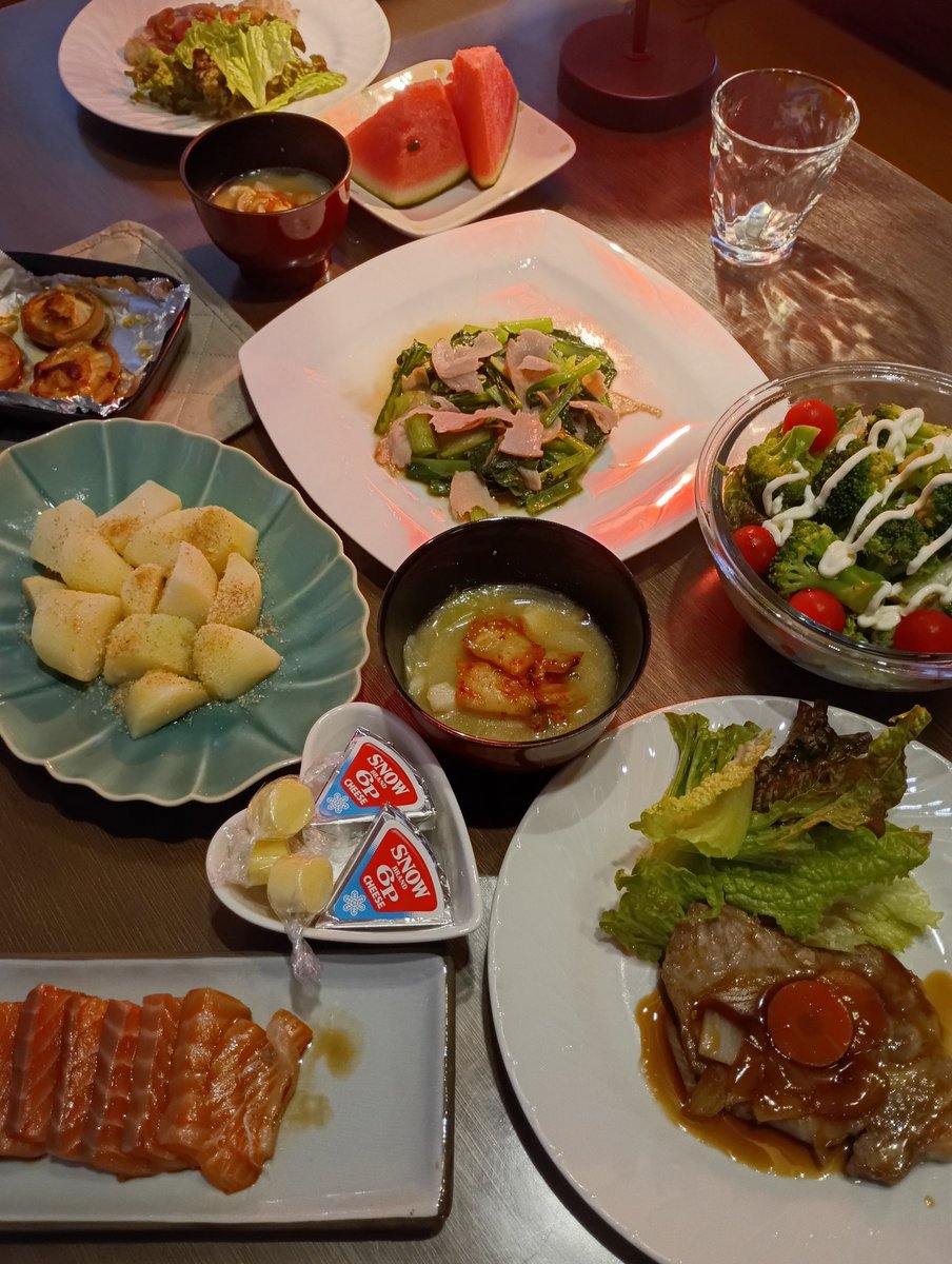 miwan_0's tweet photo. 酢豚風ステーキ
味噌汁風スープ
じゃが芋の塩茹で
サーモンアマニ油ドレ
小松菜＆ハムソテー
椎茸チーズ焼き
スイカ https://t.co/BZjAqw0lVC