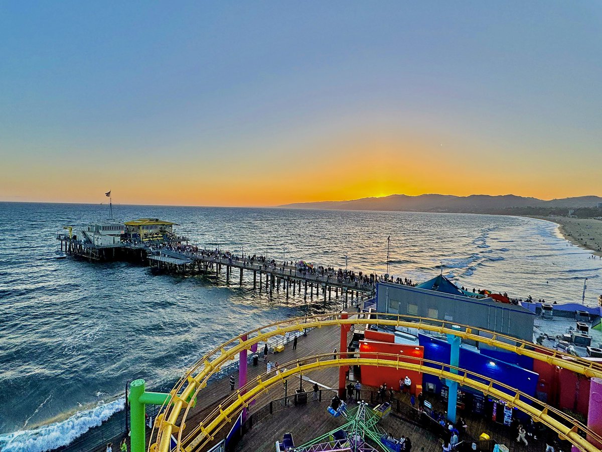 LeahWestMusic's tweet photo. Sunrise on the Pacific Wheel 🎡 on the Santa Monica Pier ✨☀️🌟
#santamonicapier #santamonica #californialiving #california #californiadreaming #sunset #santamonicamountains #pacificocean https://t.co/W2g4fypjYW
