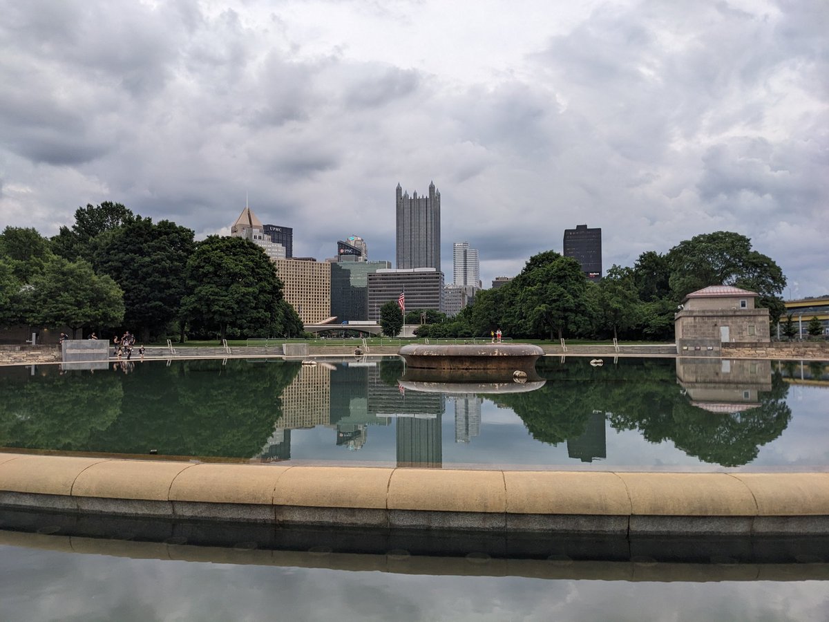 rhascus's tweet photo. Cloudy evening in Pittsburgh https://t.co/rMFYZ8edoo