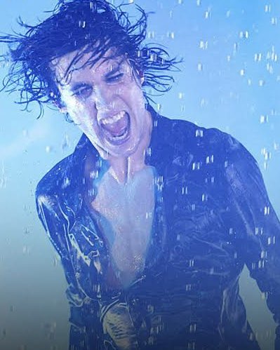 centauriMg's tweet photo. ¡Literalmente empapado en éxito! Sombr desató una tormenta real en el escenario de los AMAs y se llevó 3 premios a casa. 🌧️🔥 El artista alternativo impresionó por completo en el show en Las Vegas. 🧵👇 ¡Te contamos los detalles de su gran noche! #sombr #premiosamas https://t.co/7aC0LYXGeo