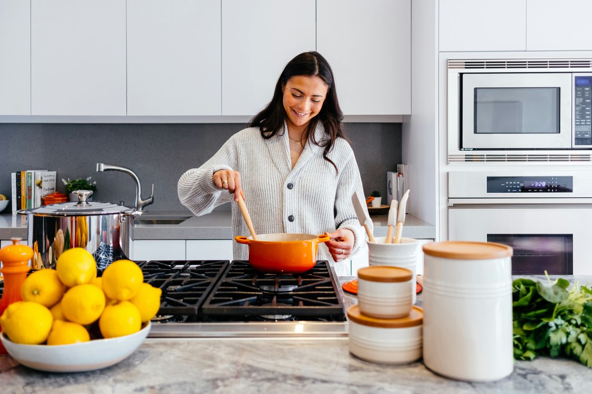 munsamolinos's tweet photo. 👩‍🍳❤️ ¿Cuál es el recuerdo más bonito que tienes en la cocina?

Cocinar con ella no es solo preparar una receta; es heredar un legado, crear un espacio de complicidad y regalarnos el tiempo

📖 Lee la nota completa y déjate inspirar en nuestro blog: 👉 https://t.co/DVqAvwADP5 https://t.co/vEX8vhAScw