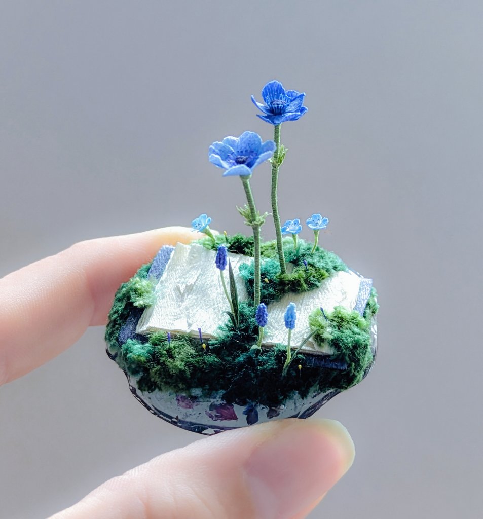 世界のみなさん、こんにちは。 固めた刺繍糸だけで作った古書と、固め