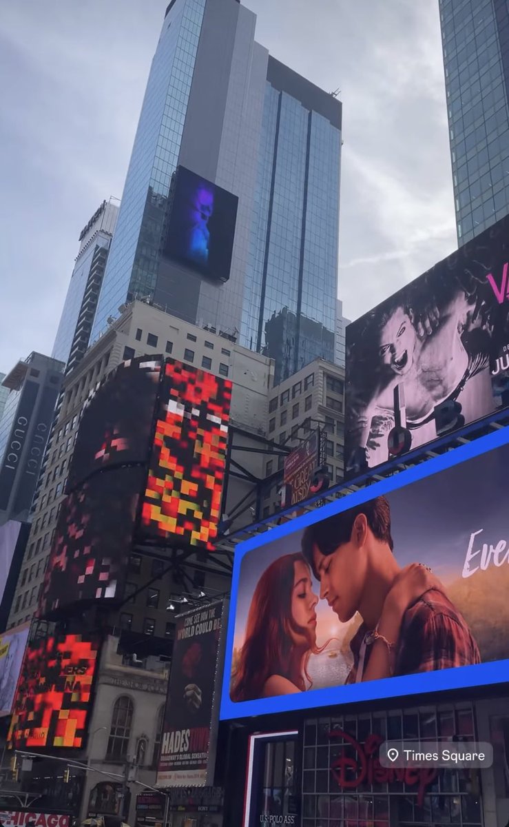 streidupdates's tweet photo. #TheVampireLestat spotted in Times Square🩸 https://t.co/G1FAhzx5qb
