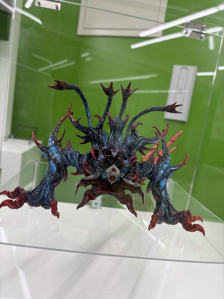 TCACRE's tweet photo. 【ゲームボスを立体化！？👀】

本校卒業生であり、現在講師としても活躍する菅野先生が、ゲーム『IZON』のボスキャラクターをフィギュア化！

今回は制作時のデザイン画や設定資料も公開✨
ゲーム業界ならではの制作工程を見ることができます！

#TCA #3DCG #ゲーム制作 #ZBrush https://t.co/cZB3F91IVK