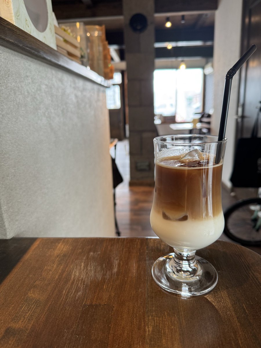 cala_cafe's tweet photo. おはようございます☺️
今日は気温が24度まで上がる予報ですね🙌
そんな日はアイスカフェラテ飲んで涼みましょ🤗
チョコソフトも一緒に食べたら優勝です🏆
当店では珈琲ゼリーシリーズが人気です👍
その他にもテイクアウト商品もありますのでぜひ遊びにいらしてくださいね🫰 https://t.co/IaWE3p0C7S