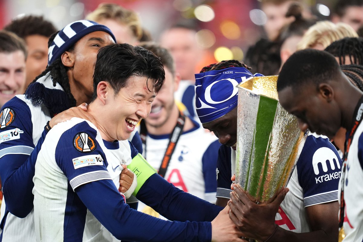 TheSpursExpress's tweet photo. 🎙️| Son Heung-Min on #Tottenham players: 

“They’re still close friends of mine, and I still keep in touch with them regularly. Even now, when things get difficult, some of the players call me and ask, ‘What should we do?’

By the time training finishes and I get home, it’s usually evening over in England, so we end up talking then.

Thanks to them, I was able to experience winning the Europa League last year. They’re friends who gave me a lot of great memories, so I was really happy with this result.” 🇰🇷🤍