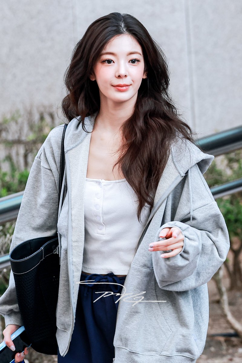 pjg920's tweet photo. 260522 뮤직뱅크 퇴근
#ITZY #있지 #LIA #리아 @ITZYofficial https://t.co/RrR9m0pqhi