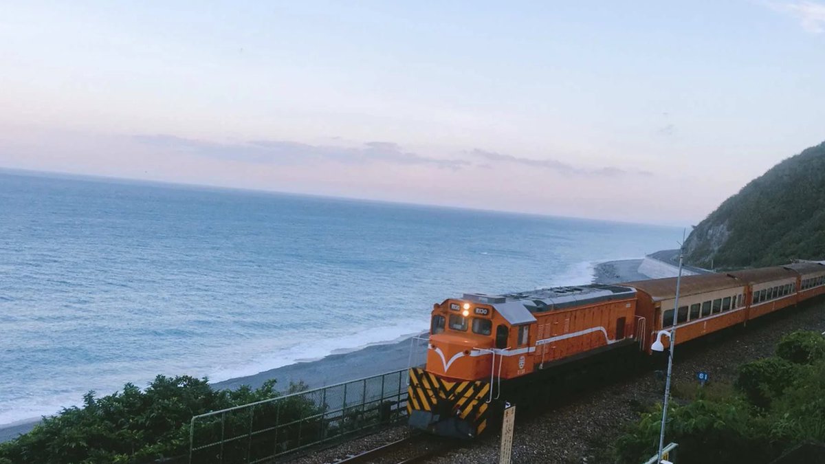 VelvetDreamkk's tweet photo. 海沿いを走る列車、最高に癒やされる https://t.co/DcRmUiAL9s