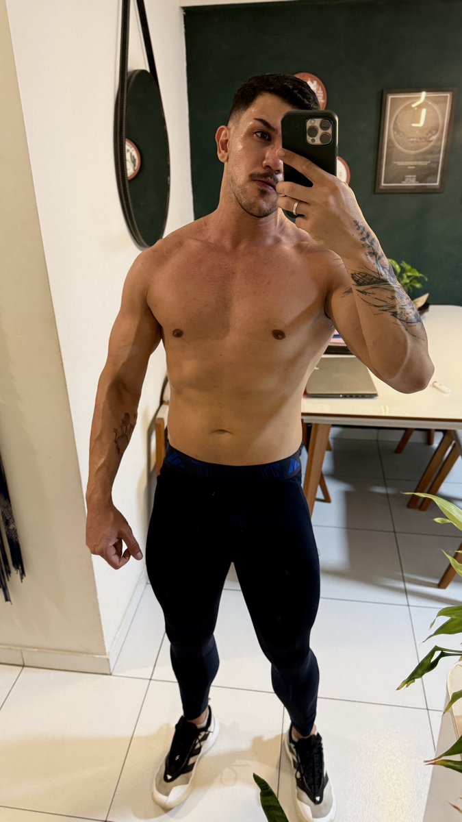 Solucasr's tweet photo. Treinar de leg é um caminho sem volta. https://t.co/F3X51Q2UiZ