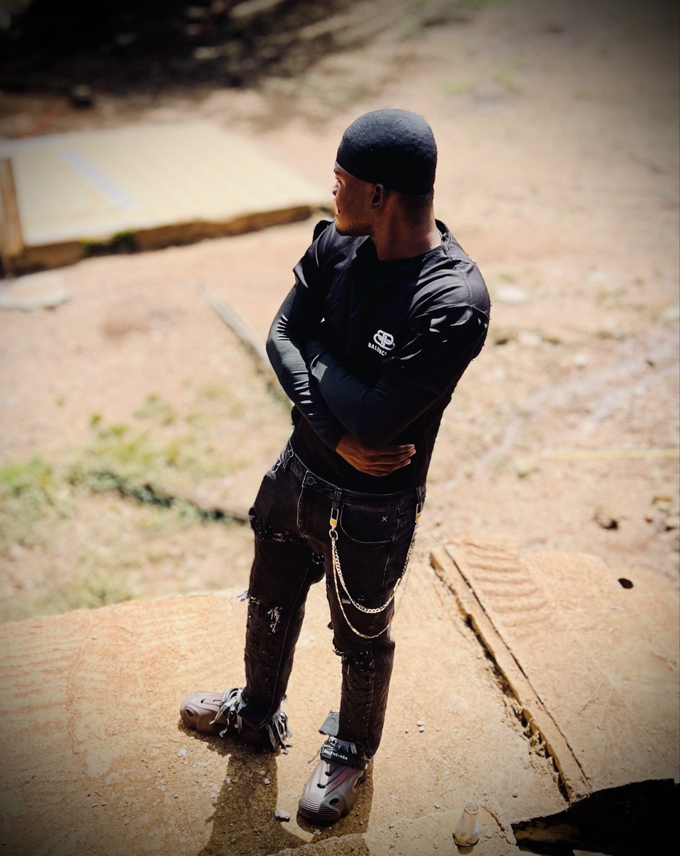 yeezypluto's tweet photo. New Balenciaga homeless outfit @actu_Balenciaga @Fashionista_com @FashionWeek @gala #FashionWeek #MilanFashionWeek #fashion #fashionstyle #balenciaga https://t.co/ObziY5W5L0