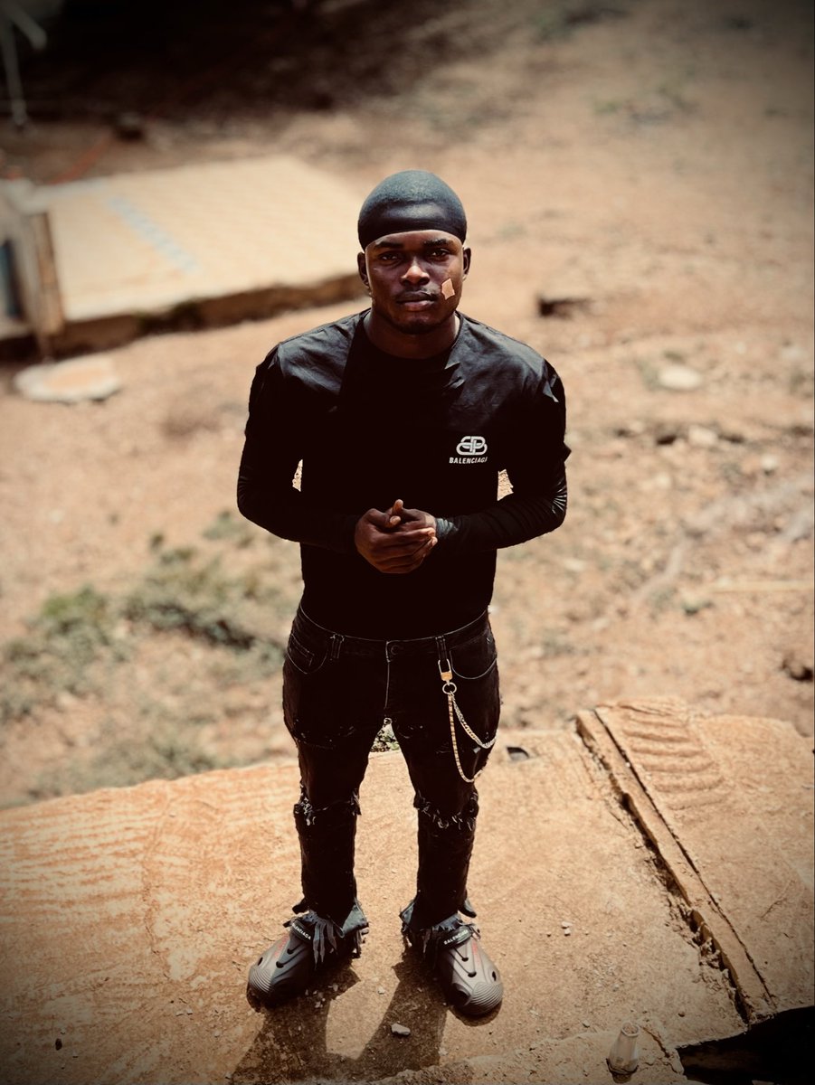 yeezypluto's tweet photo. New Balenciaga homeless outfit @actu_Balenciaga @Fashionista_com @FashionWeek @gala #FashionWeek #MilanFashionWeek #fashion #fashionstyle #balenciaga https://t.co/ObziY5W5L0