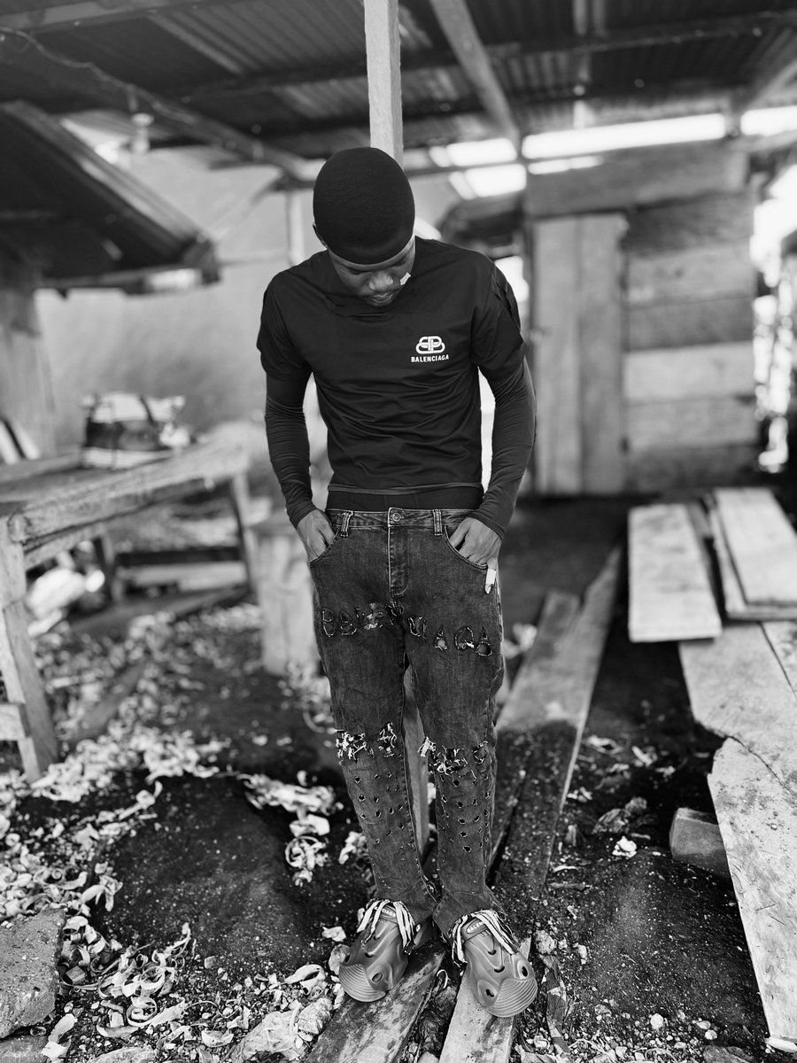 yeezypluto's tweet photo. New Balenciaga homeless outfit @actu_Balenciaga @Fashionista_com @FashionWeek @gala #FashionWeek #MilanFashionWeek #fashion #fashionstyle #balenciaga https://t.co/ObziY5W5L0