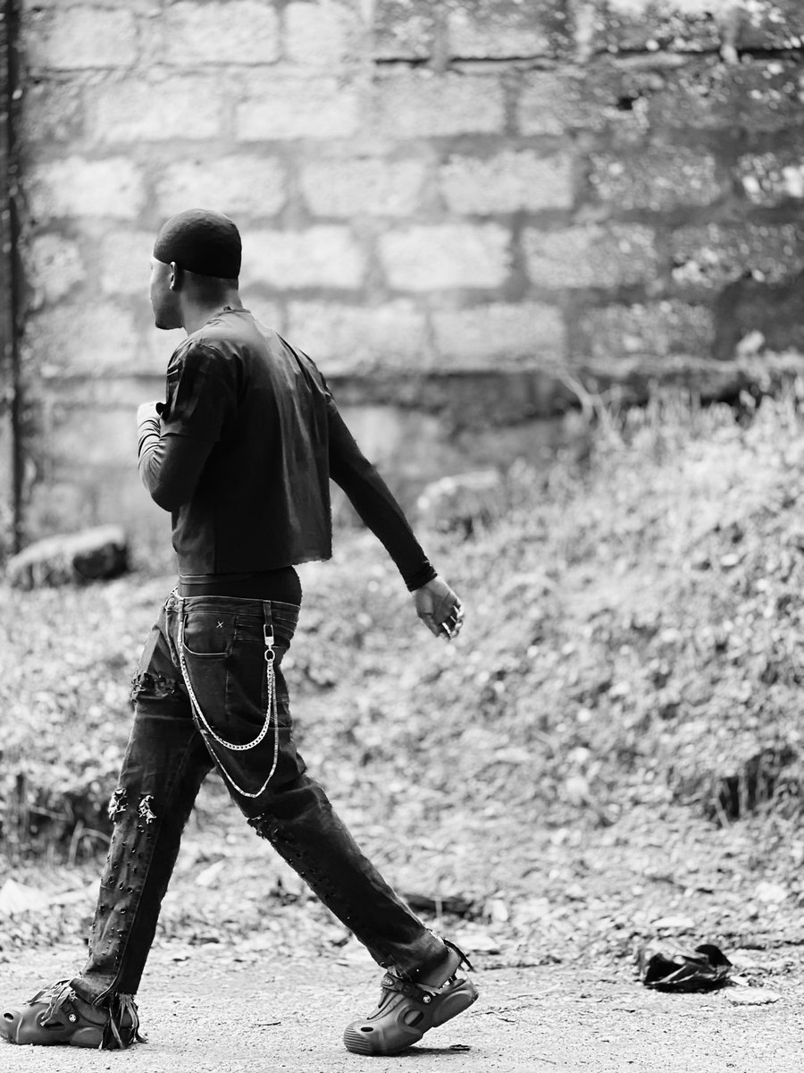 yeezypluto's tweet photo. New Balenciaga homeless outfit @actu_Balenciaga @Fashionista_com @FashionWeek @gala #FashionWeek #MilanFashionWeek #fashion #fashionstyle #balenciaga https://t.co/ObziY5W5L0