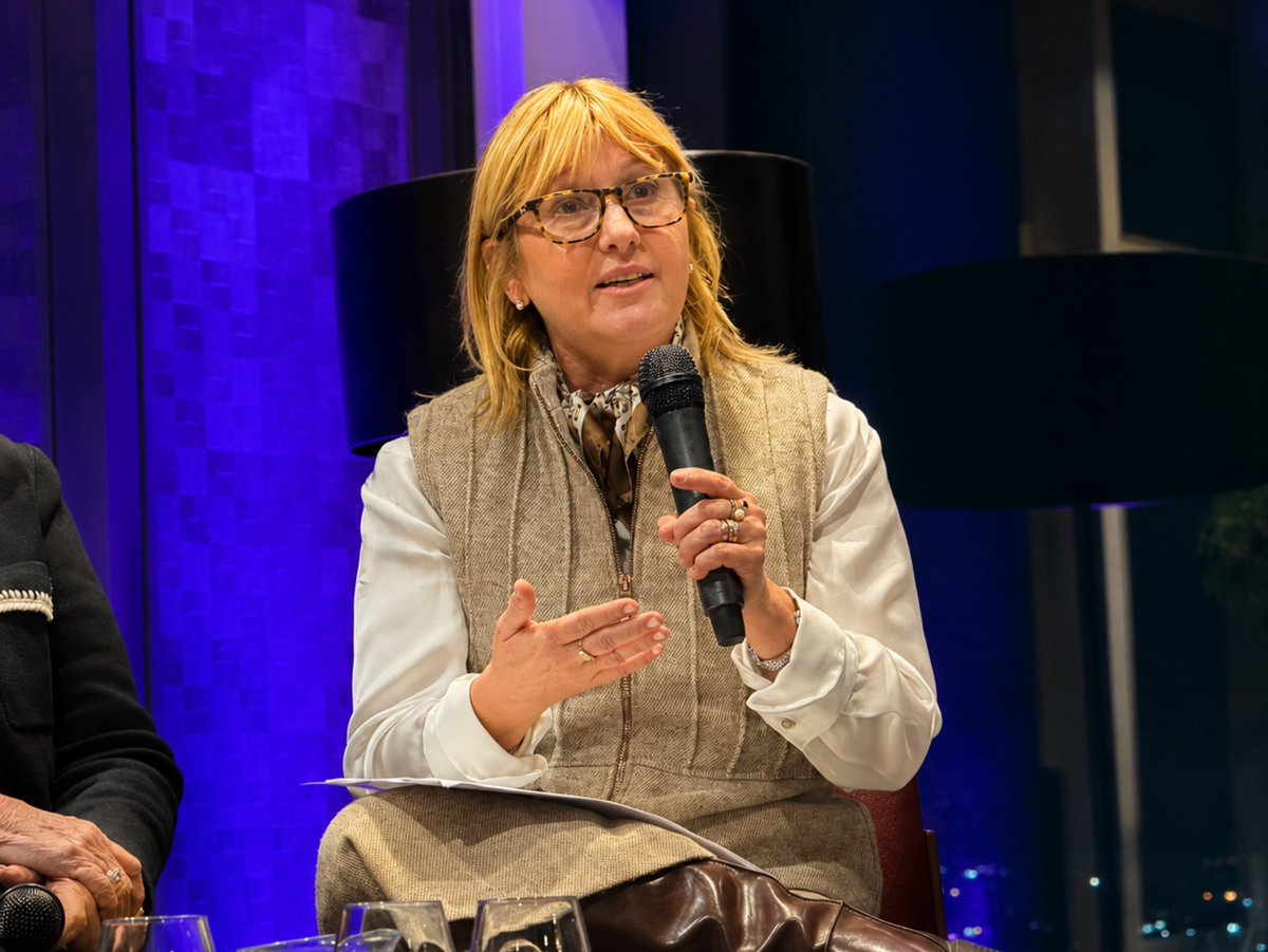 gloriasaravista's tweet photo. En el Club de Ejecutivos Piso 40 participamos en el foro “Mujeres y poder real” reafirmando una convicción, la paridad no es una consigna, es una condición para una democracia más justa y representativa. Promover espacios de liderazgo femenino es impulsar decisiones con más voces, más democracia y más igualdad.

Gracias @LourdesRapalin