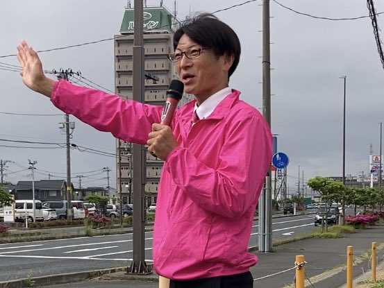 yuichi6969's tweet photo. 5/27（水）石巻市恵み野の交差点で朝のご挨拶📣日本の総理大臣が「帰化された方は日本人です」と言っているそうな。いやいや、帰化した外国人は日本人ではない。日本国籍を取得した外国人である。本日もご安全に！ https://t.co/0PMHND8C2q