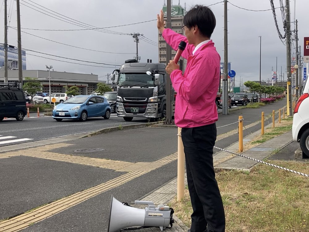 yuichi6969's tweet photo. 5/27（水）石巻市恵み野の交差点で朝のご挨拶📣日本の総理大臣が「帰化された方は日本人です」と言っているそうな。いやいや、帰化した外国人は日本人ではない。日本国籍を取得した外国人である。本日もご安全に！ https://t.co/0PMHND8C2q