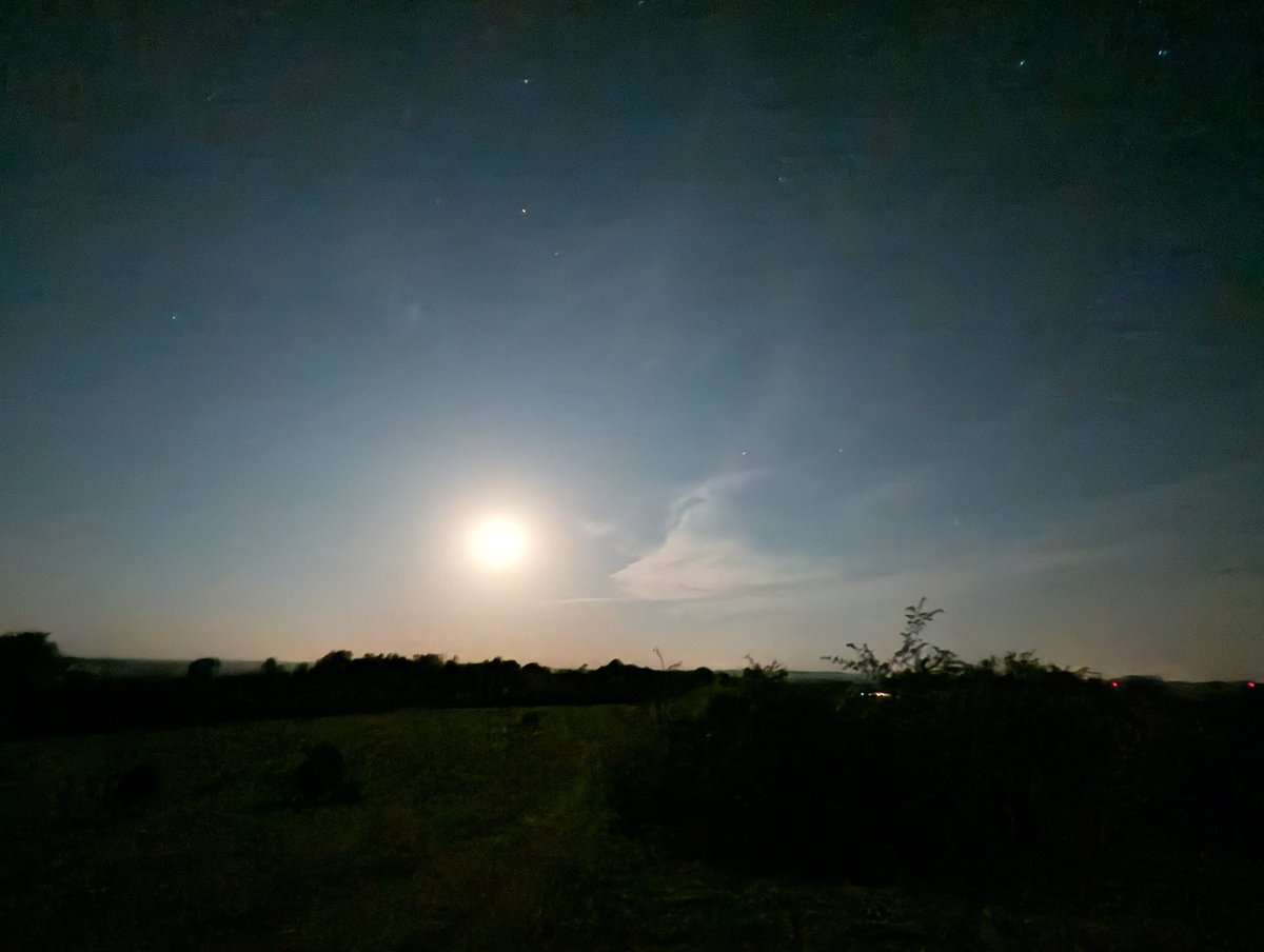 14DomRyan's tweet photo. With it being so hot and struggling to sleep I went for a walk up on Stockbridge Down tonight on the way home from work and got (what I think) are some great shots of the moon. The new camera on this phone is impressive! https://t.co/3T5mdu9kZM