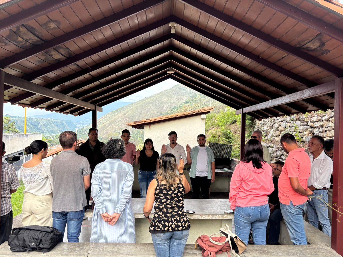 YanfriContrera1's tweet photo. Nuestra Juventud sigue creciendo, Felicitamos al nuevo Secretario Juvenil del Municipio Campo Elías José Barón,
a la nueva Secretaria de Organización Juvenil María José Muñoz, a Diego Albornoz nuevo Secretario Político y Romer Huérfano nuevo Secretario de Profesionales y Técnicos https://t.co/GjIr64RnwN