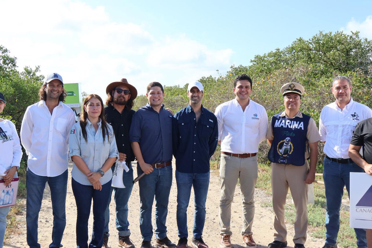 SEMARNAT_mx's tweet photo. 🌊♻️ Este fin de semana, la #Semarnat, a través de la Oficina de Representación en #Yucatán, y en coordinación con la Fundación Limpiemos Yucatán, y más de 120 voluntarios y aliados estratégicos, sumó esfuerzos en Chicxulub Puerto dentro de la Campaña Nacional de Limpieza y Conservación de Playas y Costas.

Se retiraron 661 kg de residuos y se implementó un "Mercado Circular" que recolectó 275 kg de materiales reciclables, beneficiando a 54 familias locales con productos de primera necesidad. Una acción clave para mitigar el impacto ambiental, promover la educación comunitaria y transitar hacia la economía circular en la región.

#SomosMedioAmbiente