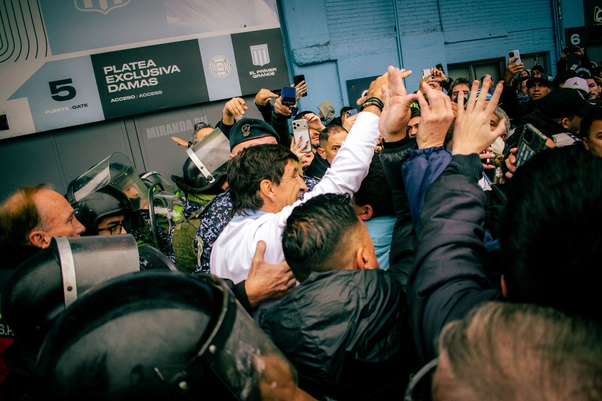 miranndaRC's tweet photo. Gustavo Costas de Racing de verdad 🩵🤍 https://t.co/0WZI1TuiDL